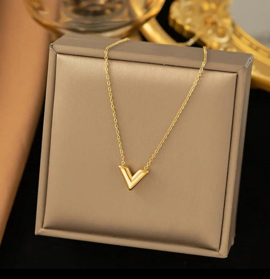 Minimal heart pendant